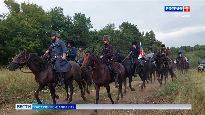 Вести. Кабардино-Балкария В Баксане прошел конный поход в национальных костюмах, посвящённый 100-летию образования КБР