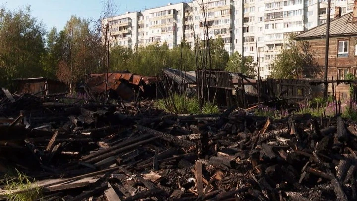 Вести Поморья Жители деревянных домов на Гагарина в Архангельске из-за пожара остались без сараев и дров