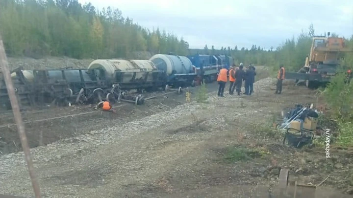 Новости В Якутии сошли с рельсов 15 вагонов грузового поезда