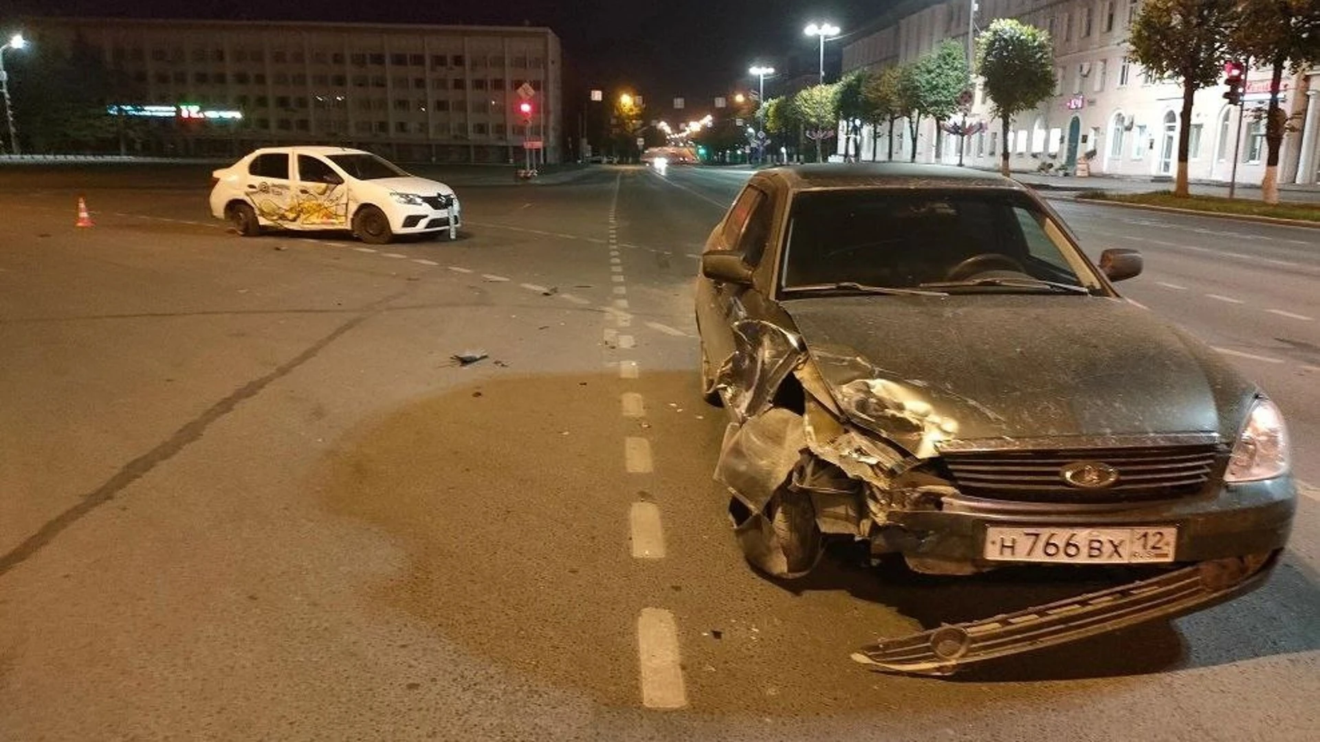 На перекрёстке в центре Йошкар-Олы столкнулись две легковушки