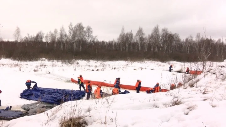 Fahren Sie. Bedingte Ölverschüttung bei Übungen in der Region Tyumen beseitigt