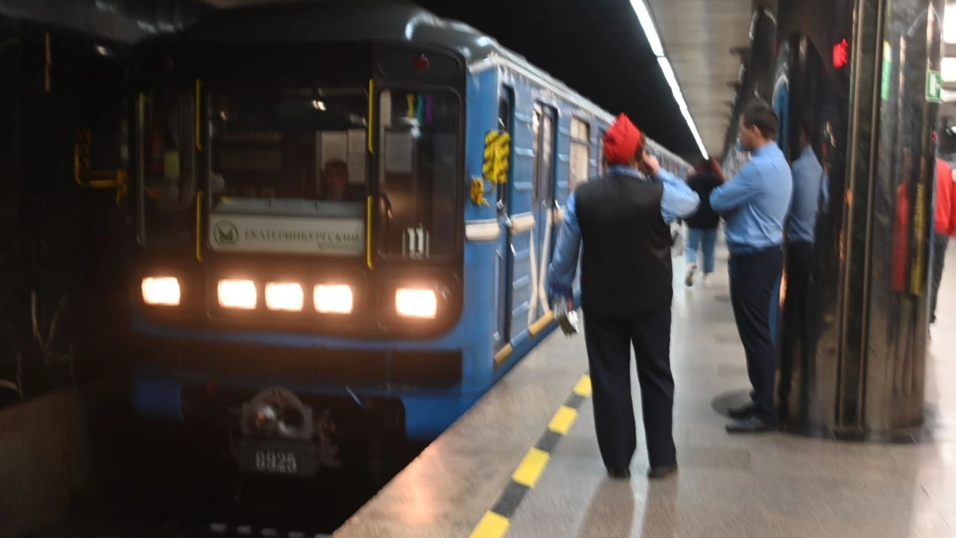 Пассажирку, упавшую под поезд в метро Екатеринбурга, прооперировали