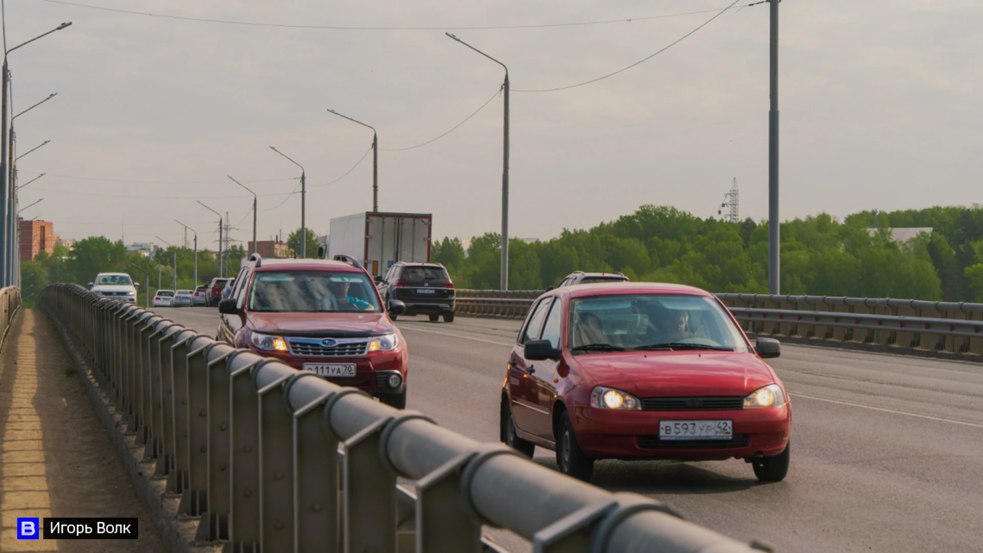 Светофор на Коммунальном мосту на въезде в Томск отрегулировали из-за заторов