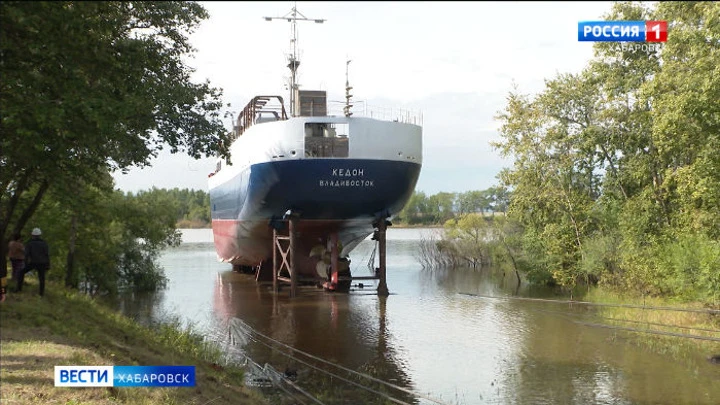 Вести. Хабаровск Амура коснулась "река людей". "Кедон" – второй краболов, построенный в Хабаровске, спустили на воду