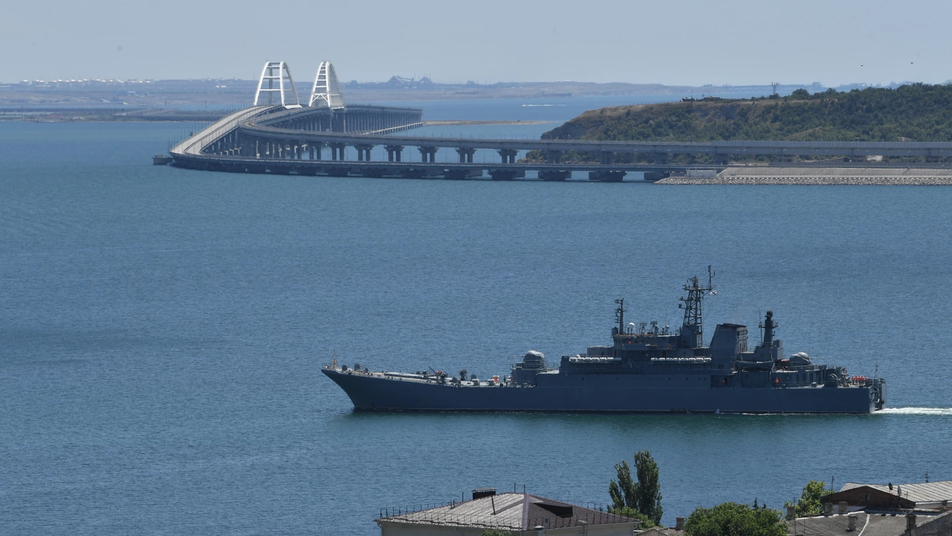 На Крымском мосту после часовой остановки возобновлен проезд машин