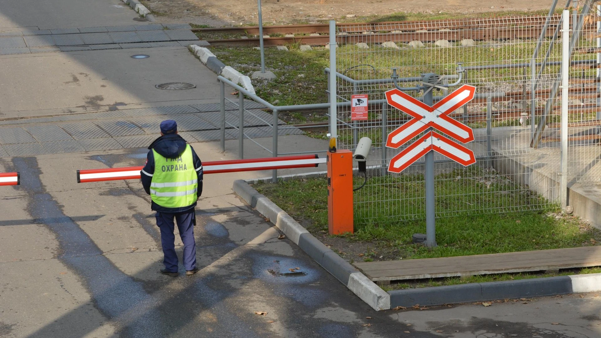 На железнодорожном переезде в Крымском районе частично ограничат движение транспорта