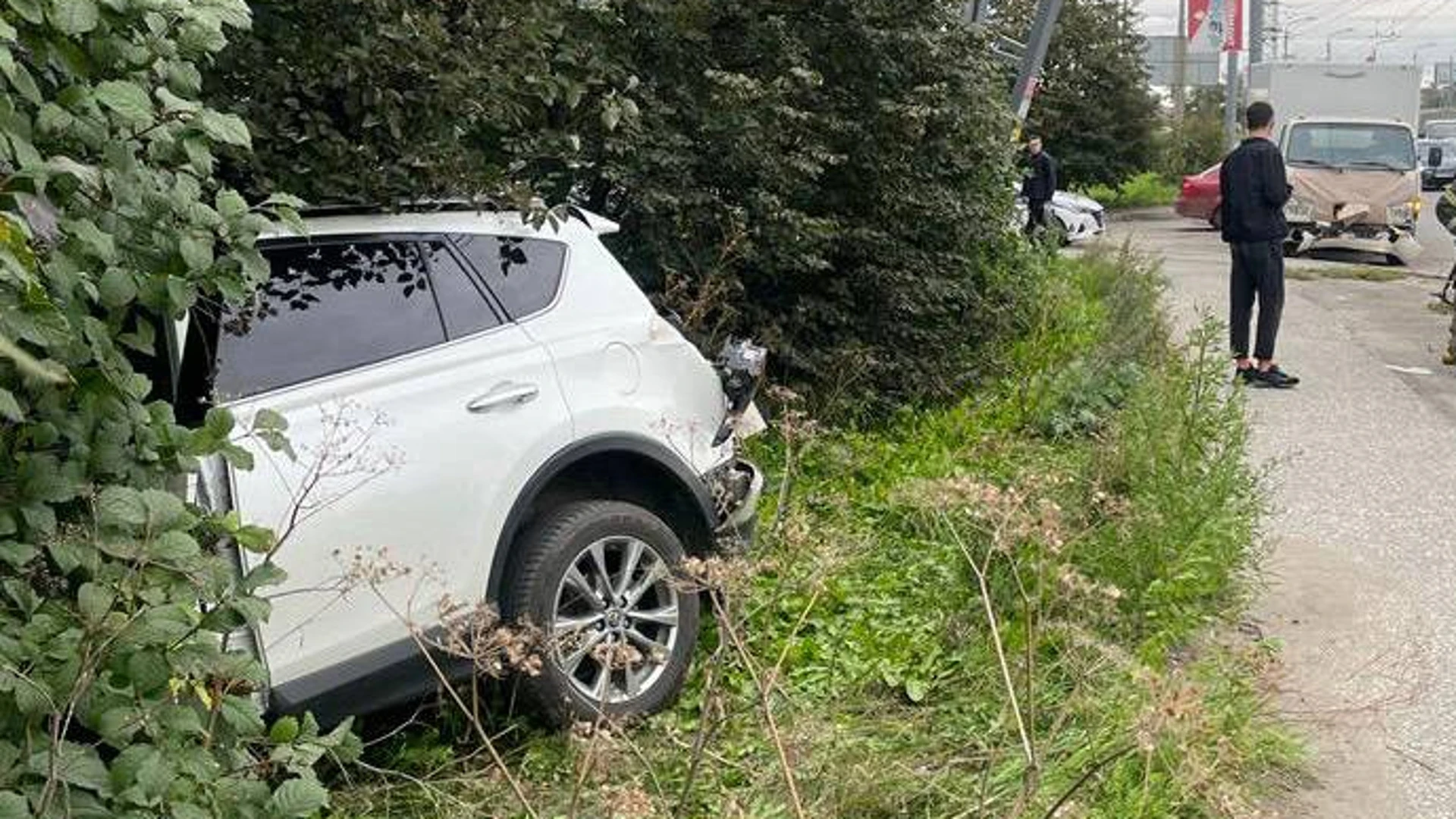 В Томске грузовик протаранил кроссовер, есть пострадавший