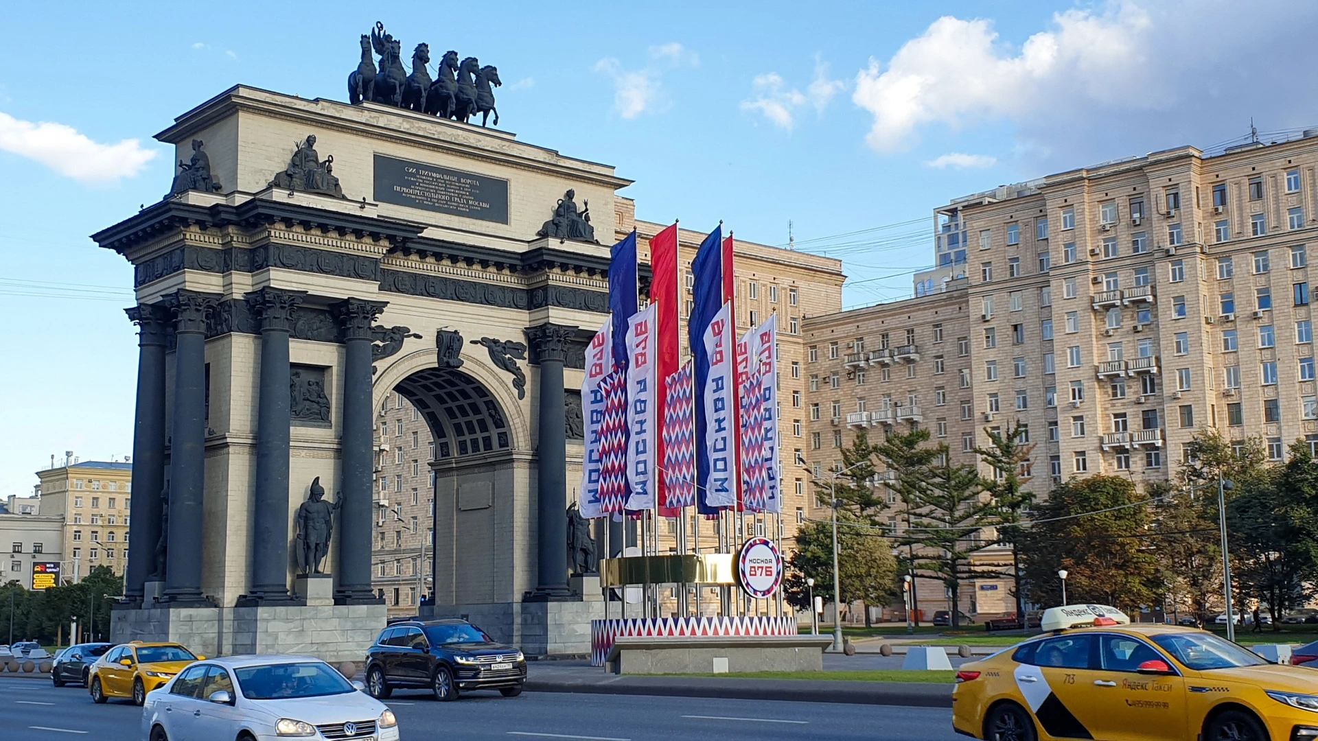 Яркая, цветущая, вечно молодая: как отмечает день рождения Москва