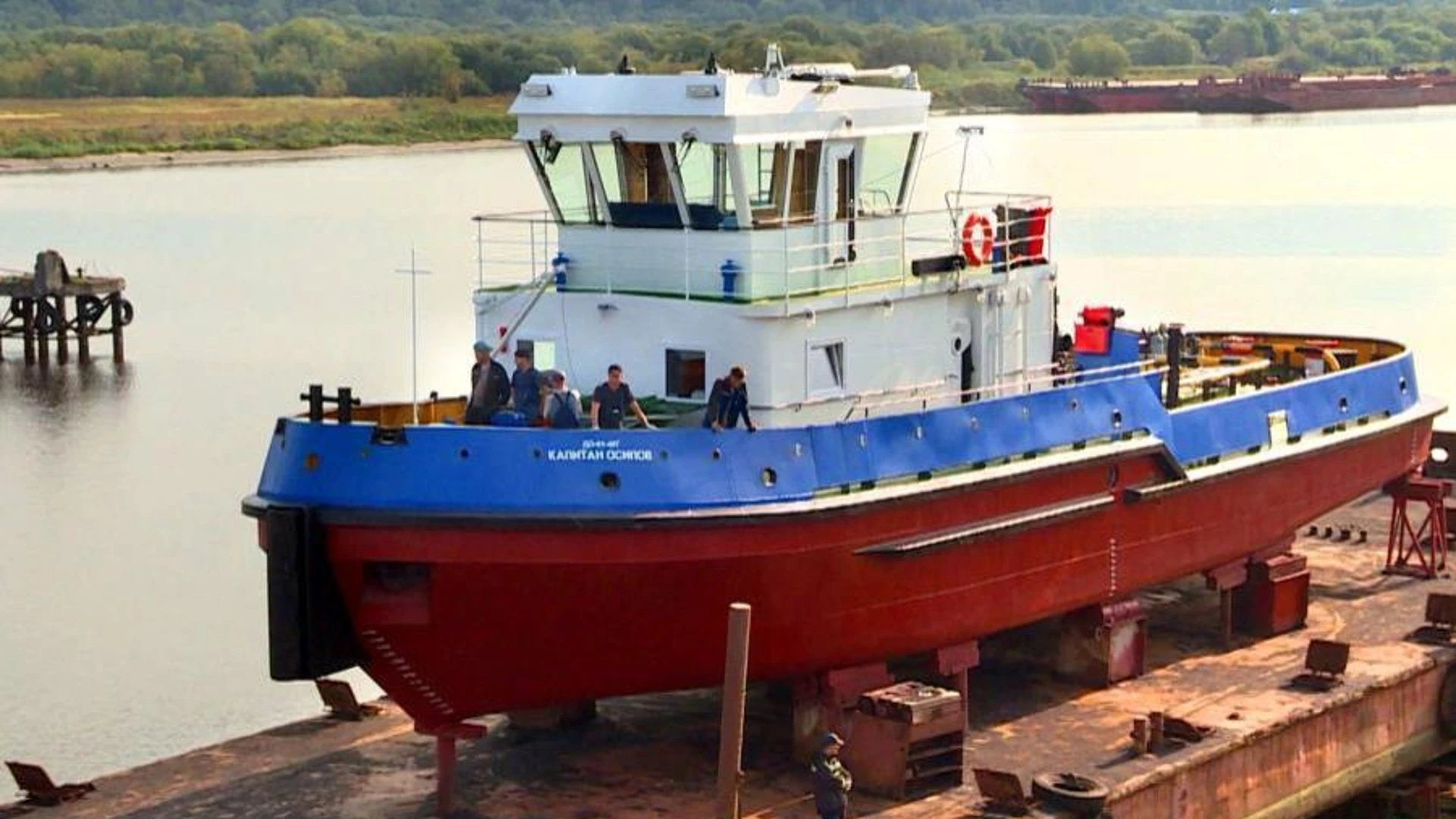 В Архангельске на воду спустили новый речной буксир