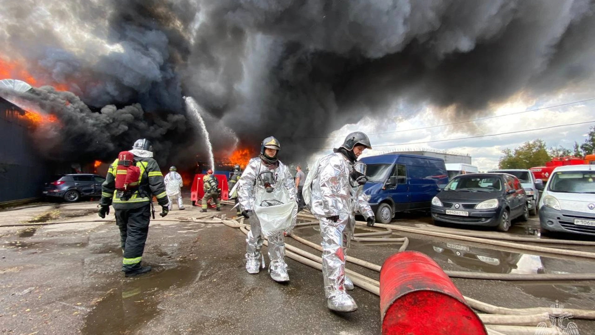 МЧС показало кадры борьбы с пожаром на нефтебазе в Петербурге