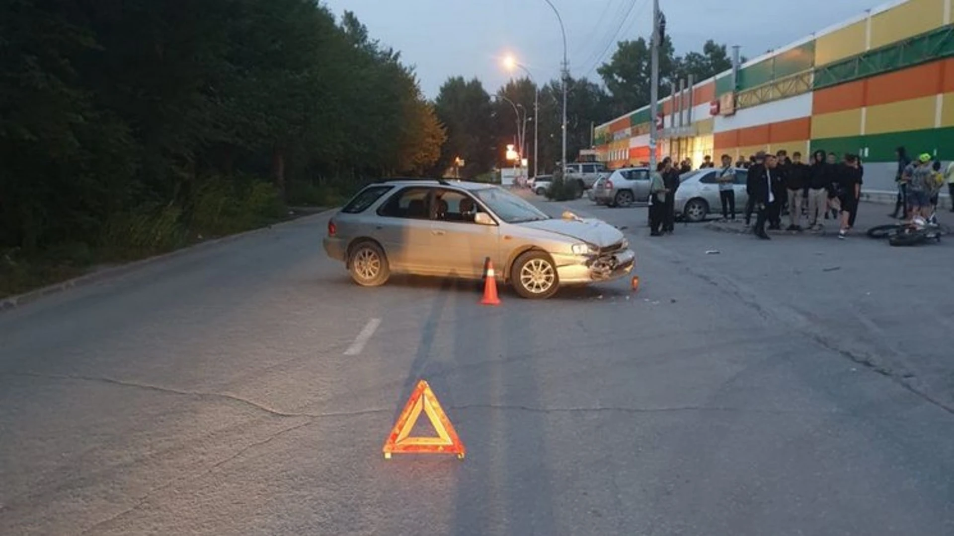 В Новосибирске 16-летний водитель питбайка попал в больницу после столкновения с Subaru