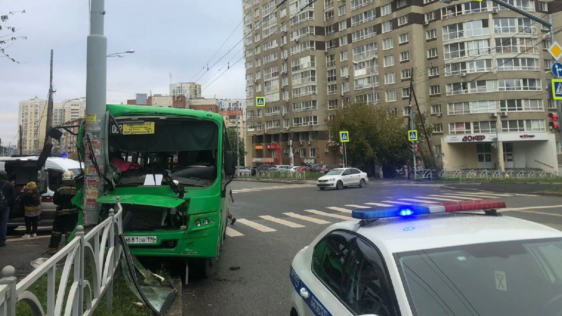 В серьезной аварии с автобусом в Екатеринбурге пострадали 11 человек