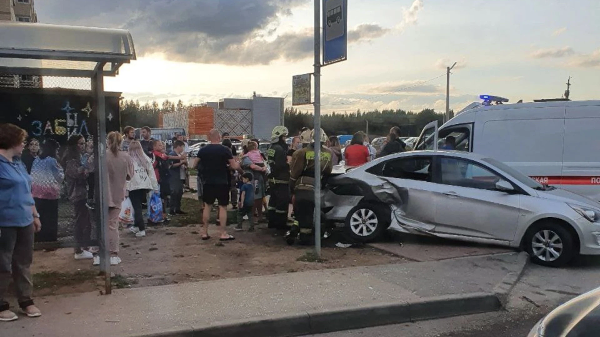 Женщина-водитель травмировала людей, вылетев на тротуар в Ленобласти