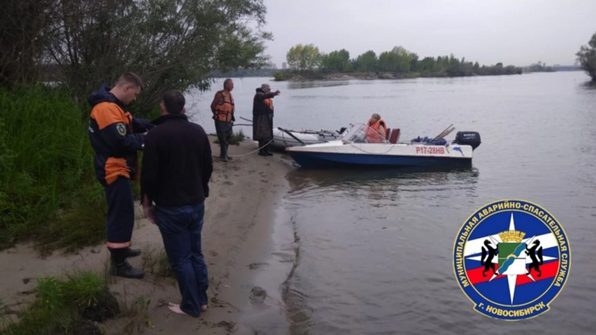 В Новосибирске спасли плывущего на бревне по Оби мужчину