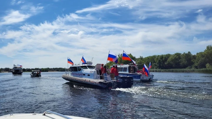 Вести. Саратов В честь Дня Государственного флага на Волге прошел Парад катеров