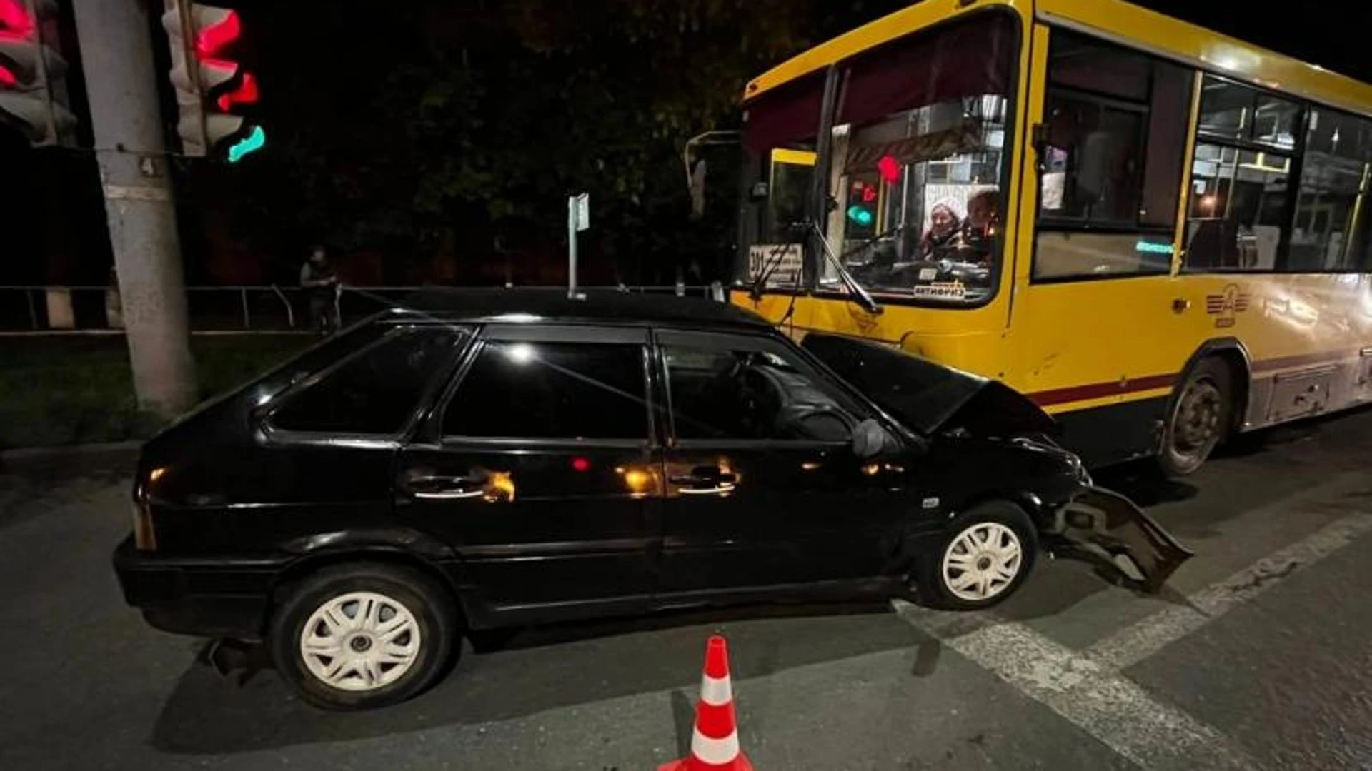 В Ижевске пьяный водитель "ВАЗа" врезался в автобус