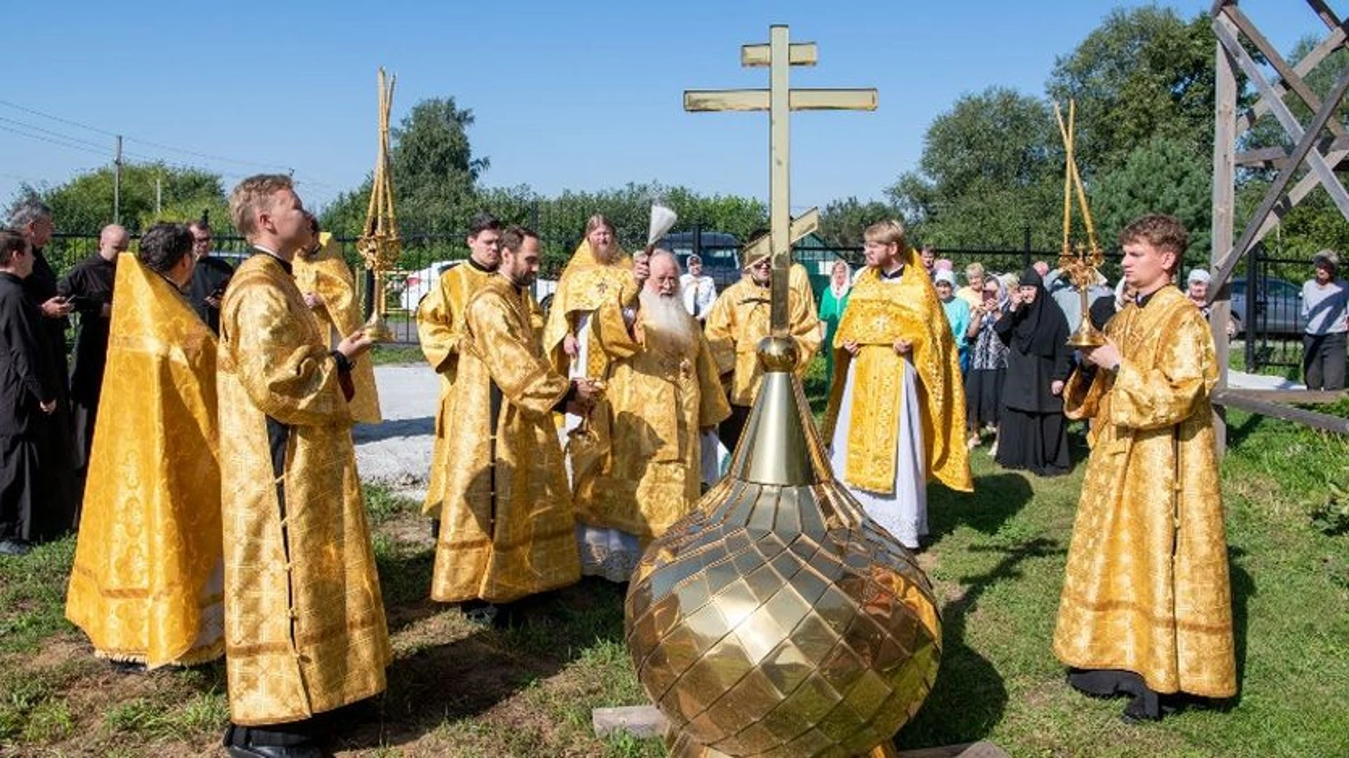 Под Орлом освятили крест и купол Преображенского храма