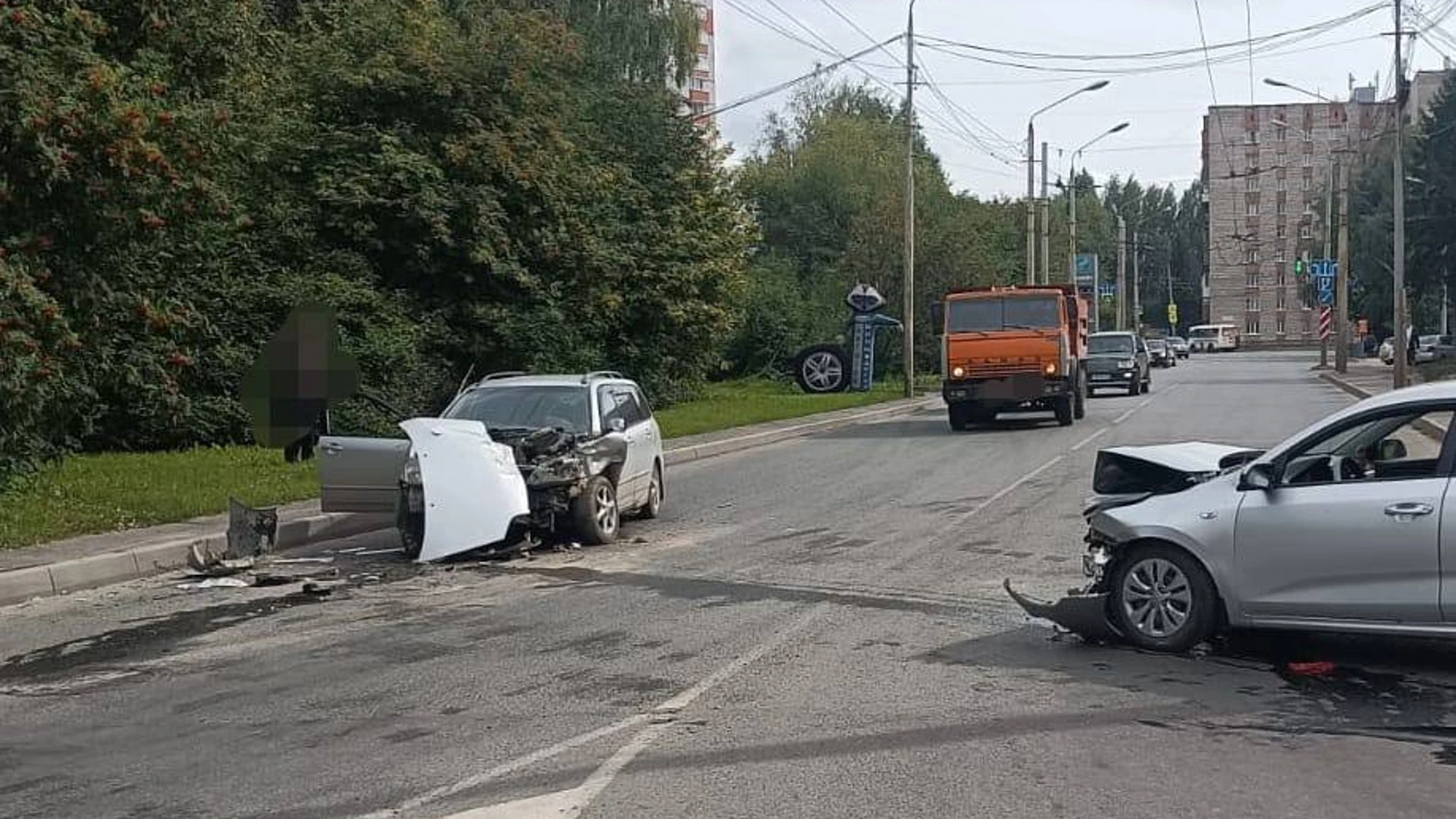 Лобовое столкновение двух автомобилей произошло на улице Бела Куна в Томске