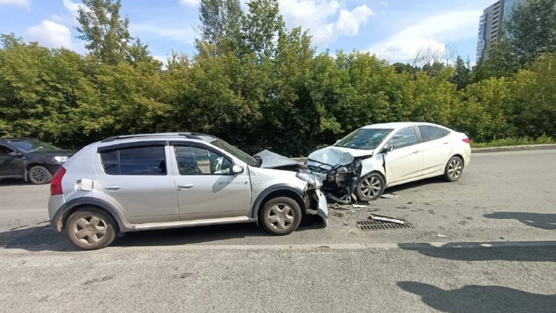 Лобовое столкновение двух автомобилей произошло на проспекте Комсомольский в Томске