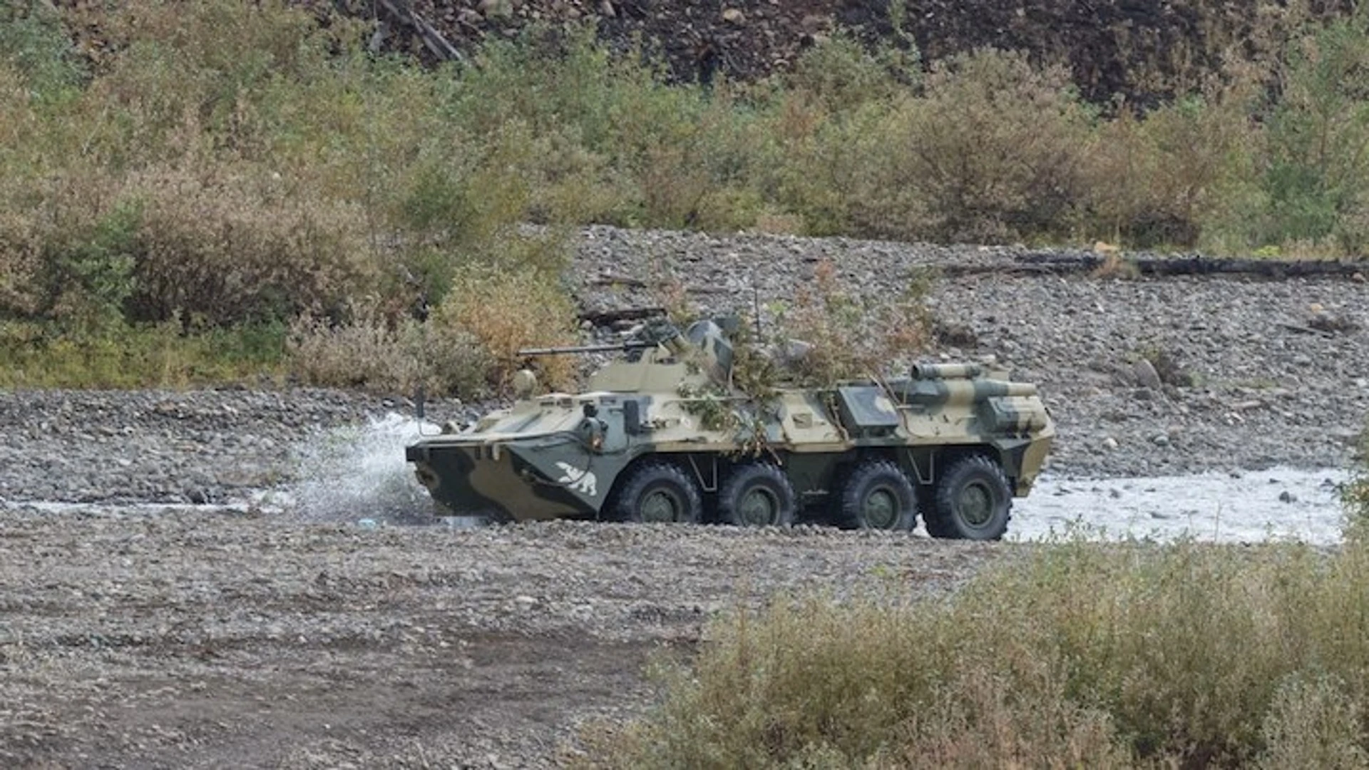 Морпехи Северного флота учились водить боевые машины ночью на пересеченной местности