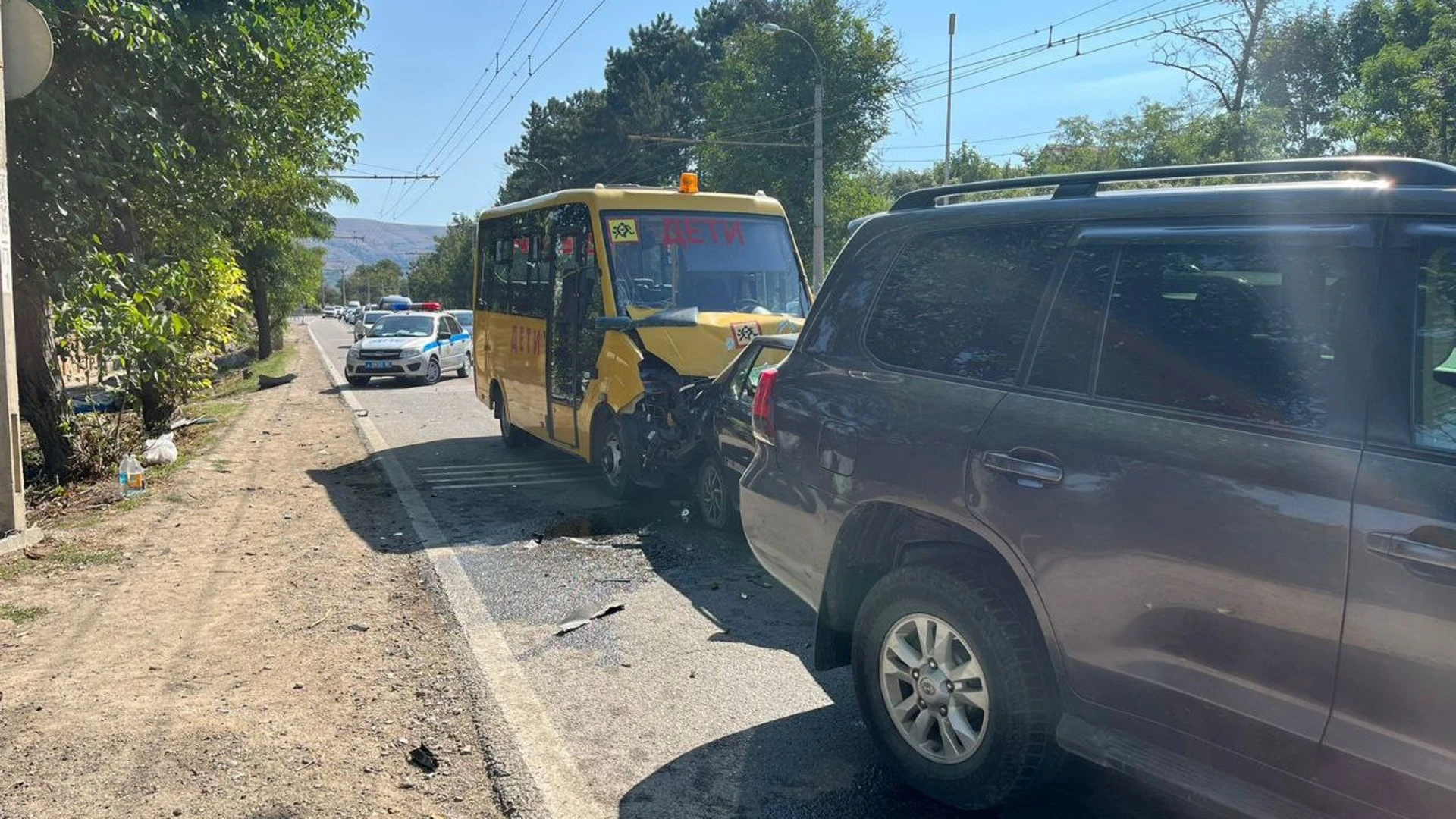 Перевозивший учителей автобус попал в аварию в Крыму