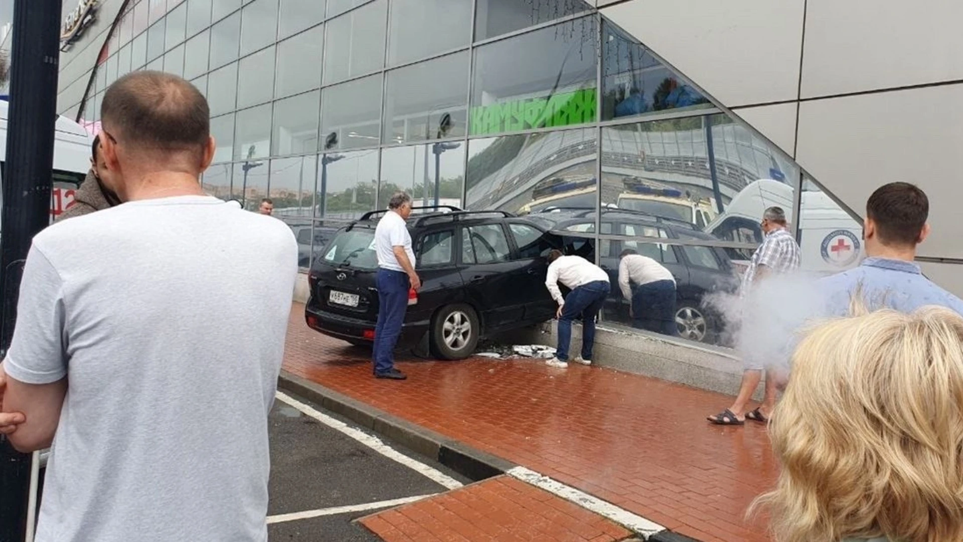 Машина въехала в торговый центр в Подмосковье