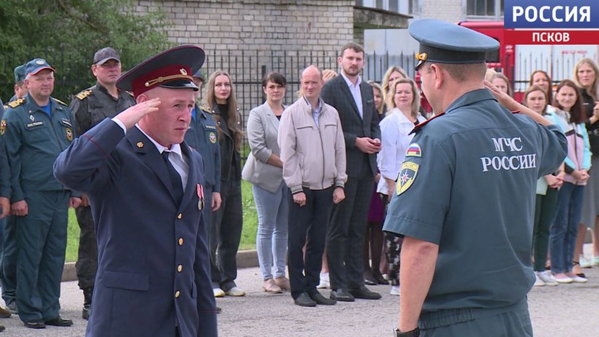 Государственные и ведомственные награды торжественно вручили сегодня псковским спасателям