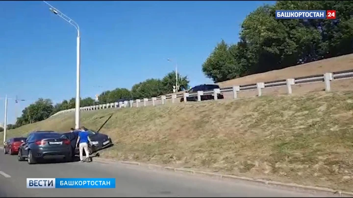 Новости Уфы и Башкортостана В Уфе на проспекте Салавата Юлаева столкнулись три иномарки