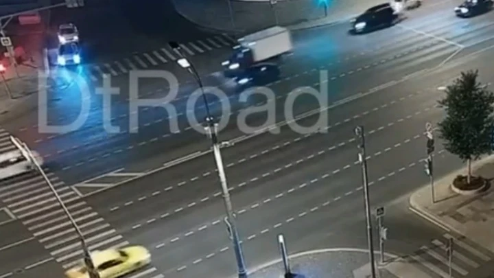 ЧП ДТП с Mercedes и такси на Садовом кольце попало на видео