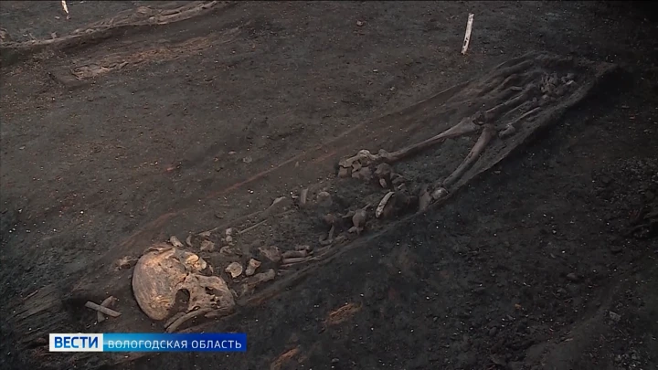 Conduz. Arqueólogos continuam escavações de uma antiga necrópole no centro de Vologda