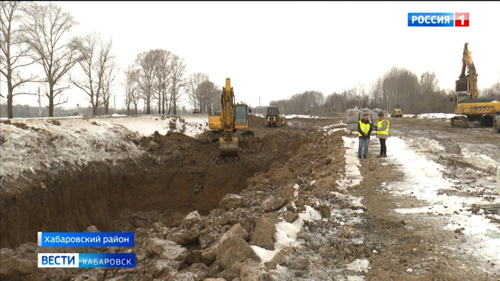 Fahren. Khabarovsk Trassa von Topolevo nach Sergeevka wird in eine 4-Lang mit Kreuzungen und Brücken verwandelt