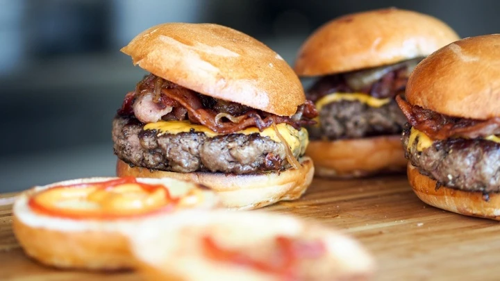 Jóvenes ucranianos se adentraron en las filas de las hamburguesas de queso APU