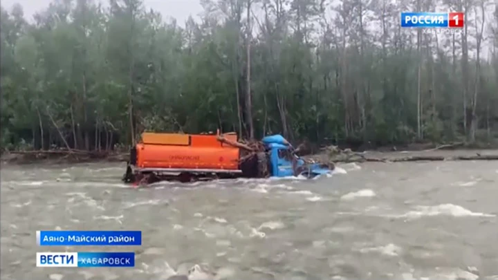 Вести. Хабаровск В Аяно-Майском районе спасли водителя грузовика, застрявшего после разлива реки