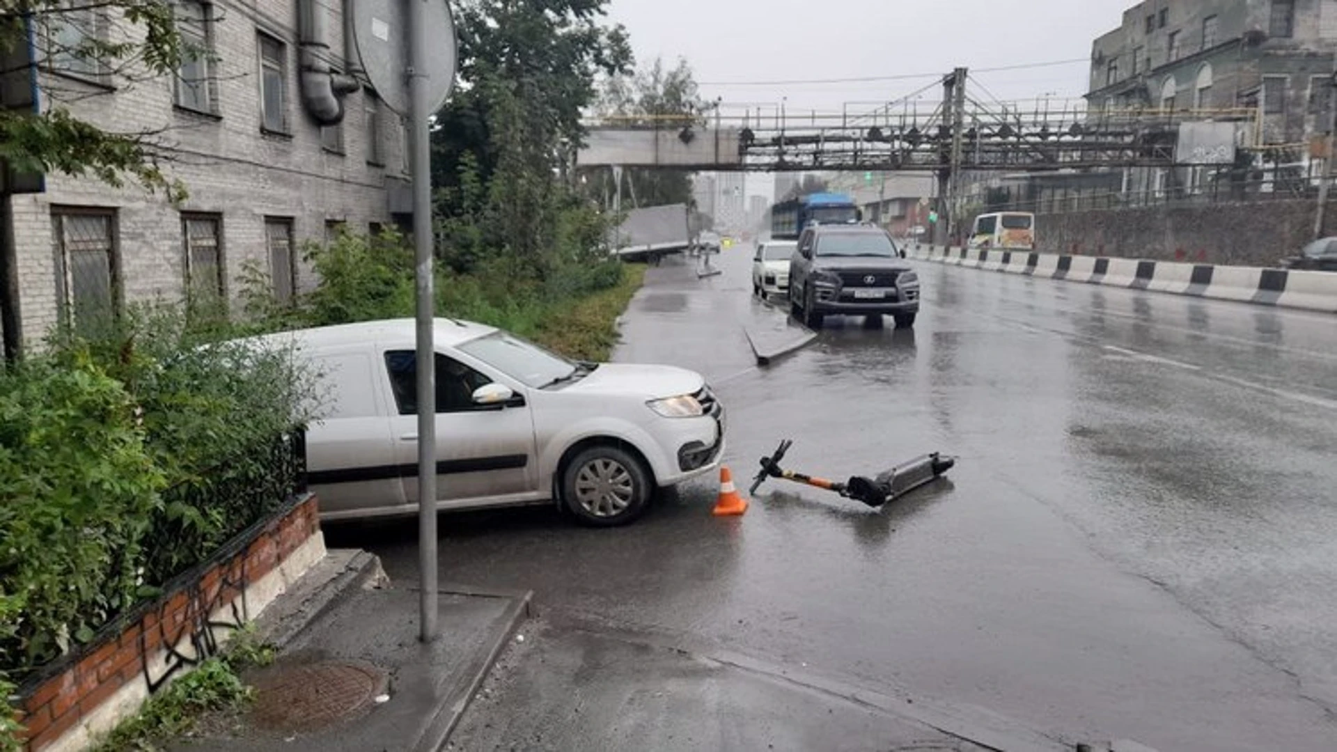 В Новосибирске автомобилист сбил 17-летнего юношу на электросамокате