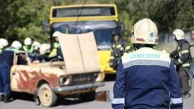 Заблокированы в машине: последствия условного ДТП ликвидировали на учениях в Волгограде