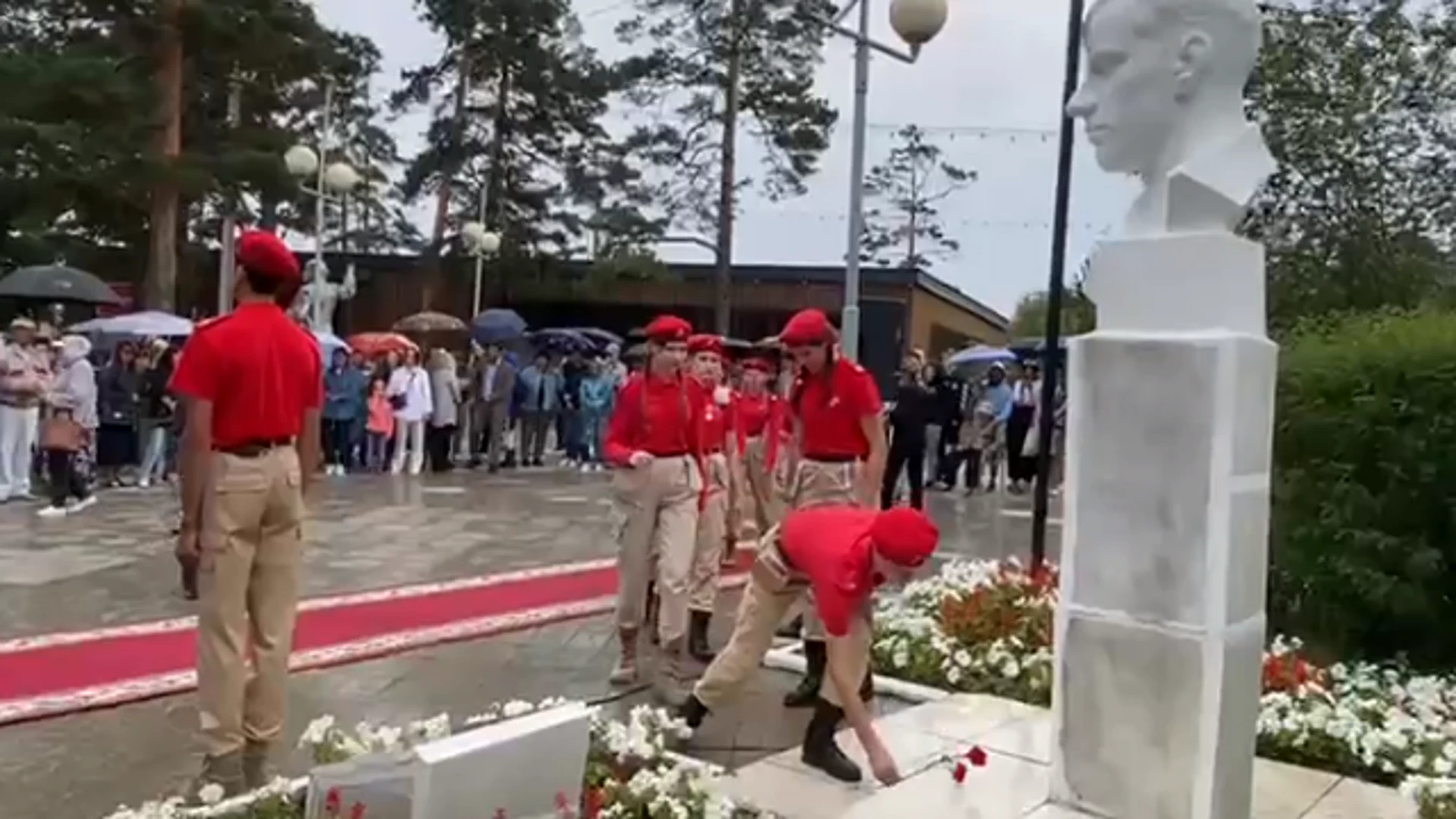 В Улан-Удэ к бюсту Героя Советского Союза возложили цветы