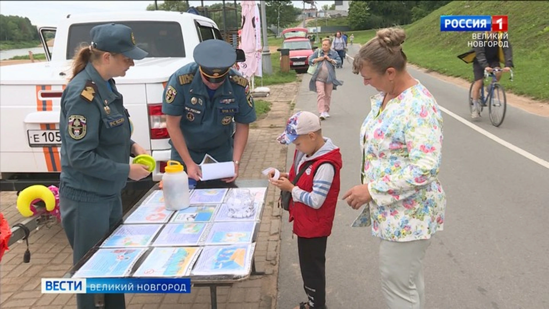 Спасатели МЧС и волонтеры Красного Креста провели на Новгородском пляже урок безопасности