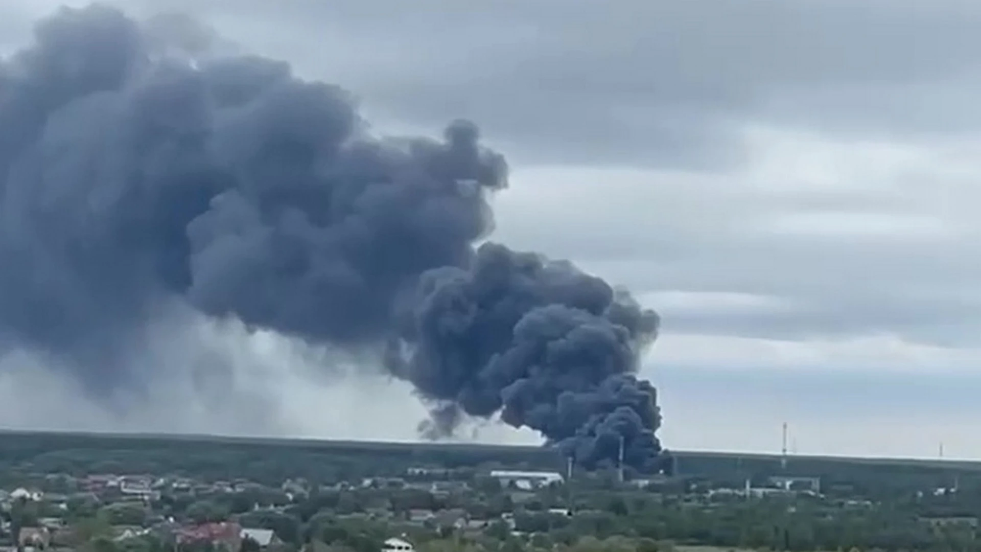 Мощный пожар вспыхнул на складе в Раменском