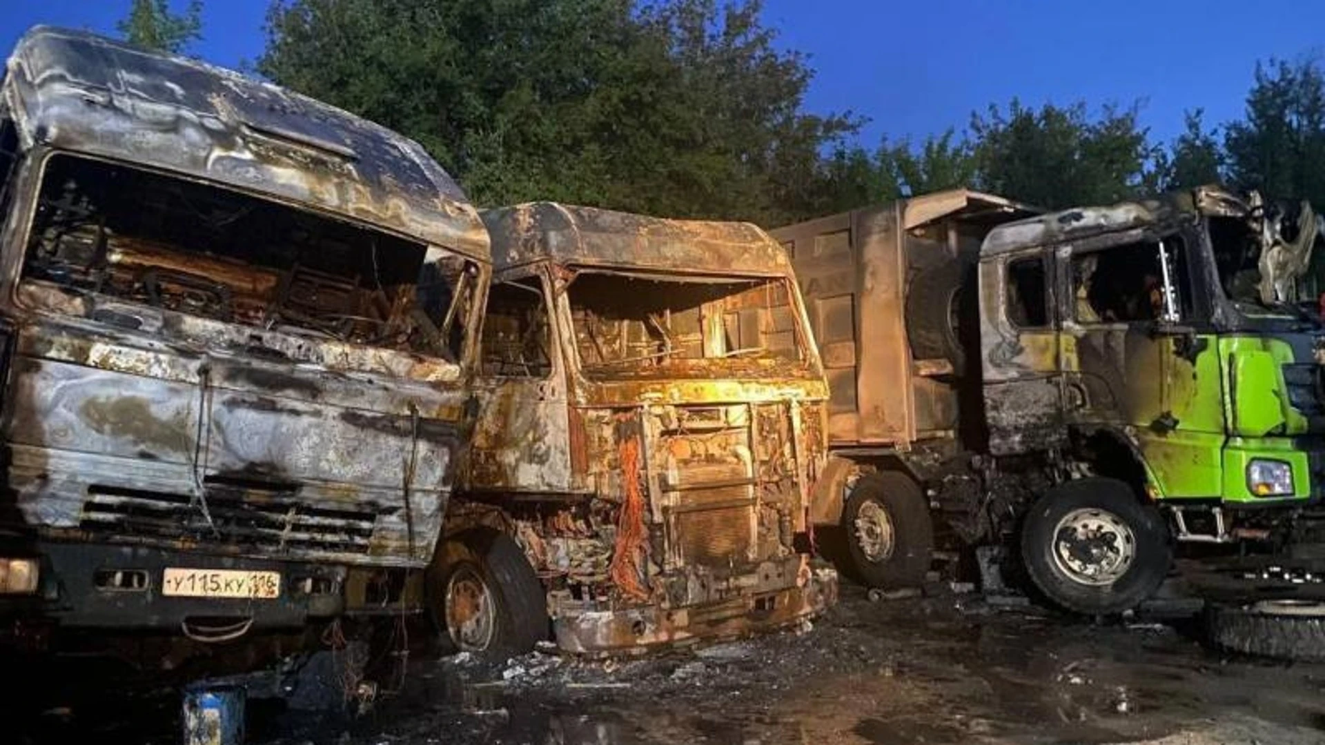 Три грузовика сгорели под Ижевском