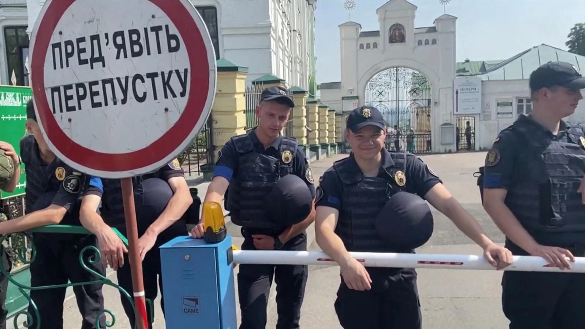 Верующих из Киево-Печерской лавры могут разгонять водой из шланга