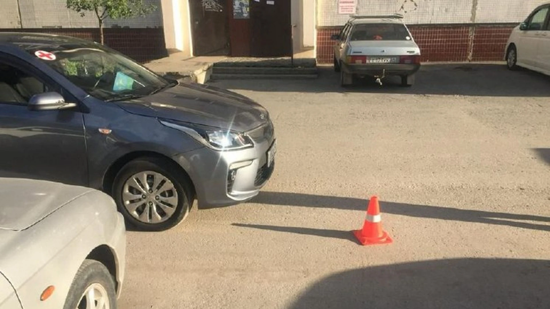 В Новосибирске водитель Kia Rio сбил 11-летнего мальчика во дворе жилого дома