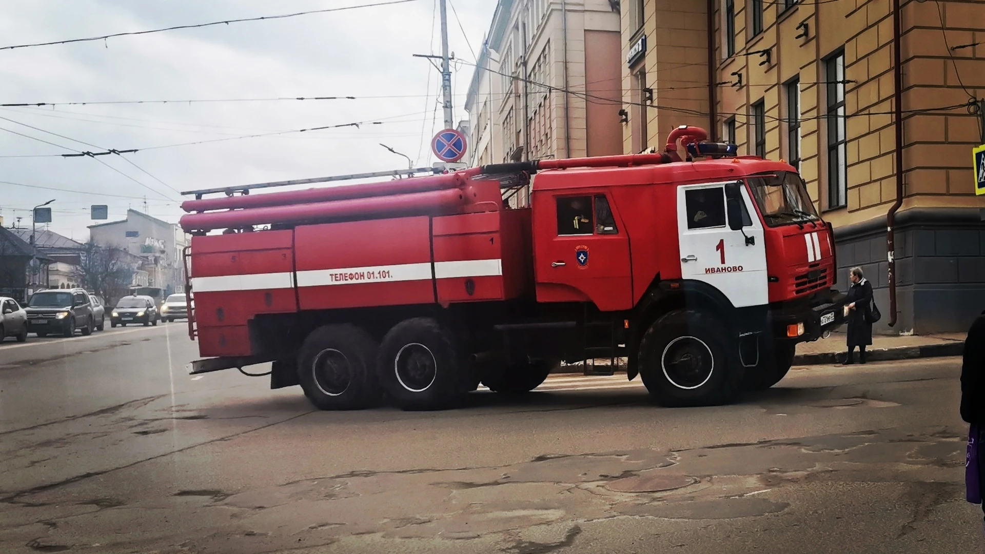 На улице Калашникова в Иванове горит офисное здание