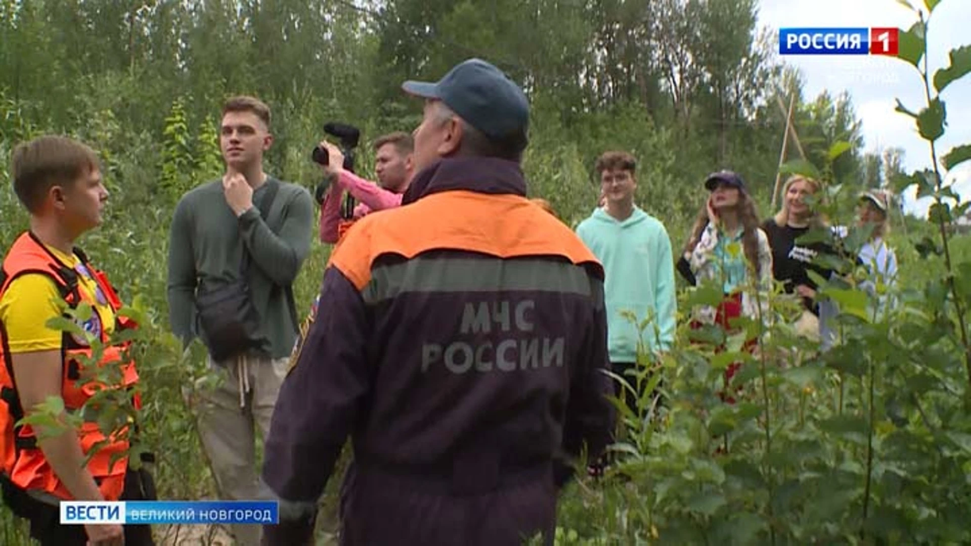 Новгородские спасатели пригласили блогеров, чтобы рассказать им, как не заблудиться в лесу