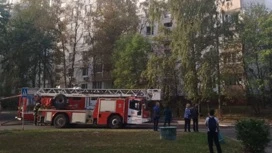 Сотрудники МЧС спасли трех человек из горящей квартиры на юго-западе Москвы