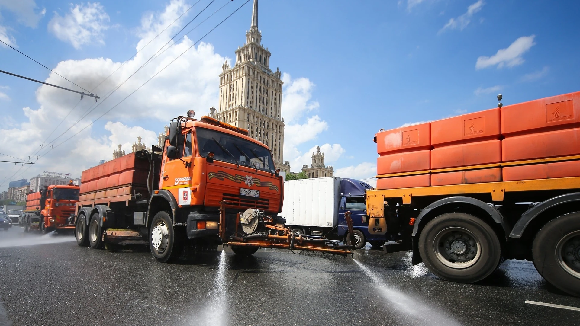 Москву из-за жары освежают каждые два часа