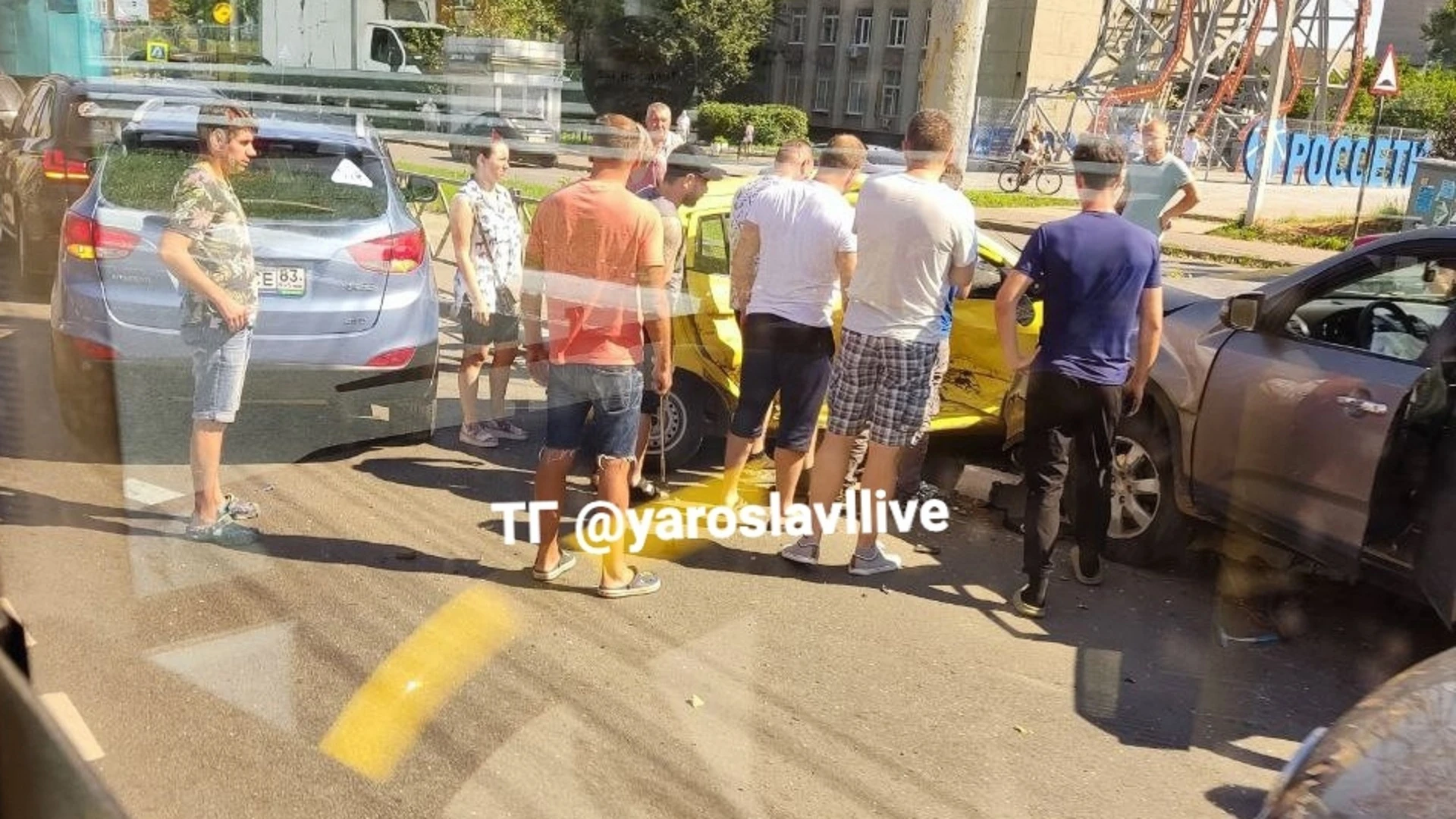 В ДТП на Московском проспекте в Ярославле погиб мужчина. Госпитализированы трое, среди них новорожденный ребенок