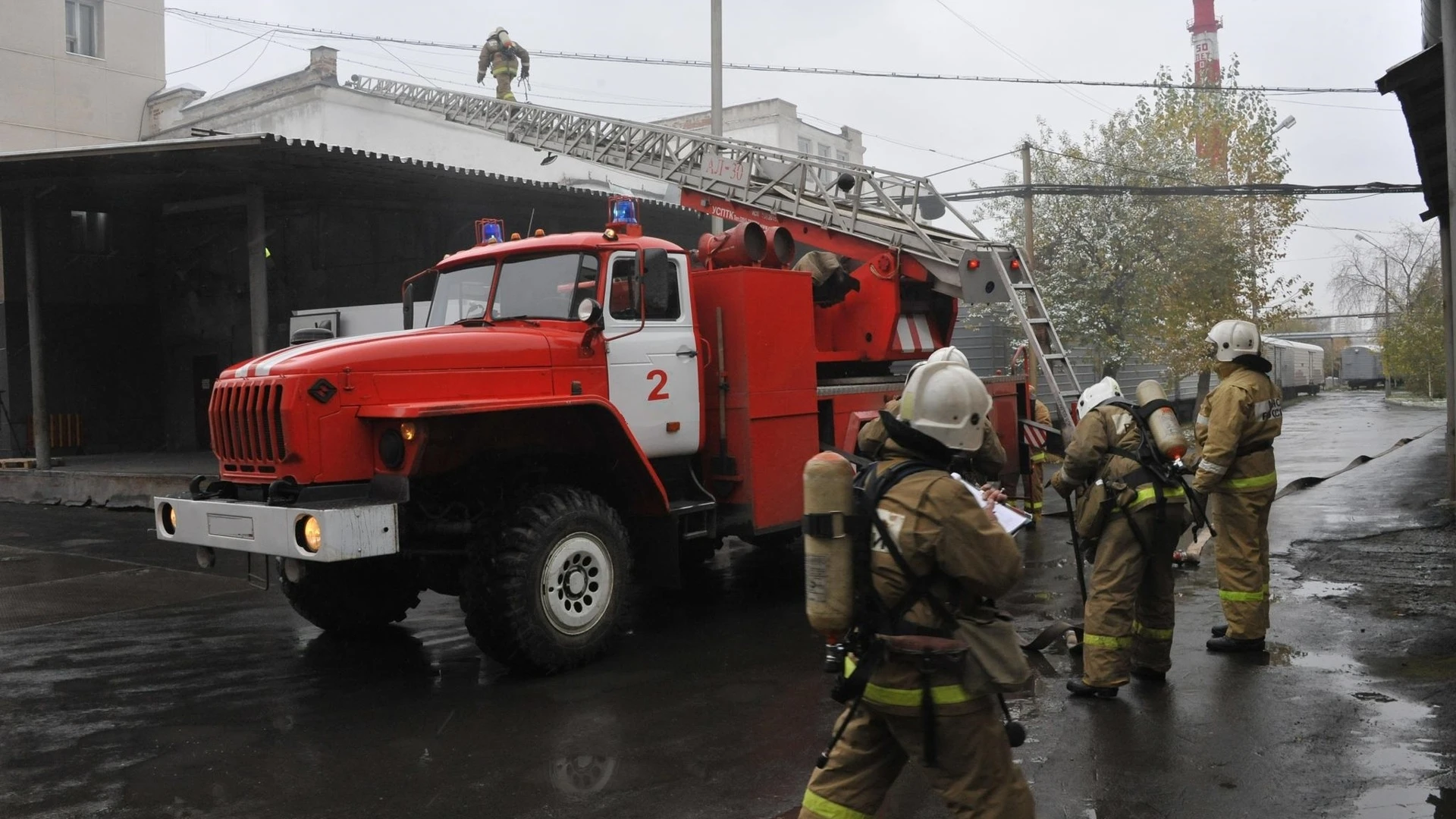 На Кубани продолжают тушить пожар на складах элеватора