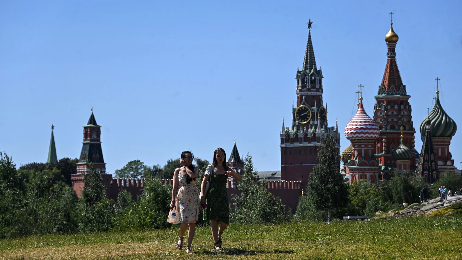 На 10 градусов выше нормы: в Москве аномальная жара