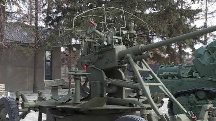 Drive. Krasnoyarsk Krasnoyarsk'ta Victory Memorial Müzesi yakınlarında yenilenmiş meydanda, askeri ekipman koleksiyonu yenilendi