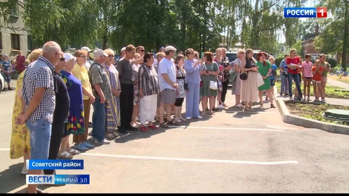 Вести. Марий Эл Жильцы аварийных домов в пос. Солнечном получили ключи от новых квартир